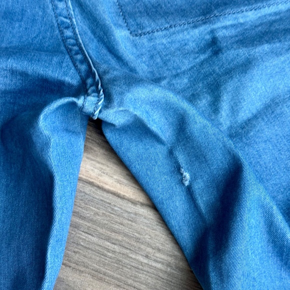 Old Navy The Flirt Size 6 Mid Rise Wide Leg Lightweight Blue Jeans - Picture 11 of 16